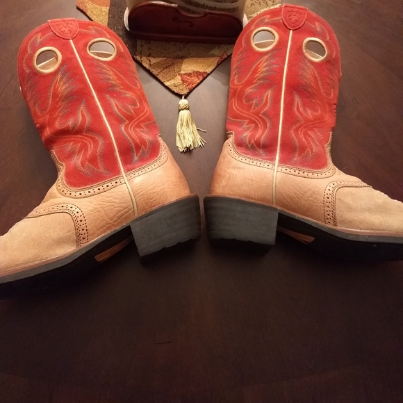 Ariat Other - Ariat Western boots almost new. 9-D